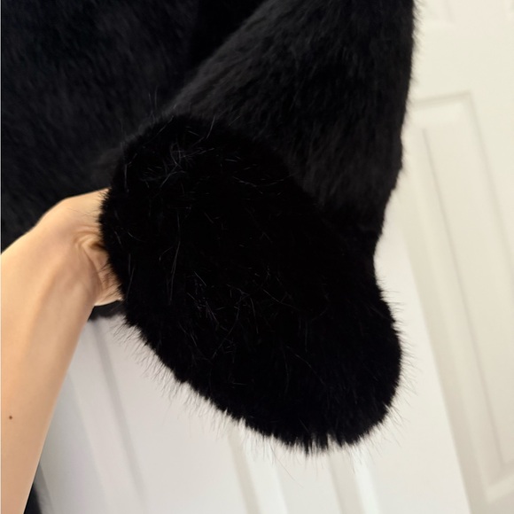 ALO Yoga Opulent Faux Fur Cropped Jacket Black - Picture 5 of 14